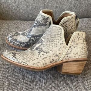 Sofft Abena Cream Leather Snake Print
Comfortable Ankle Boots Women's Size 6 EUC